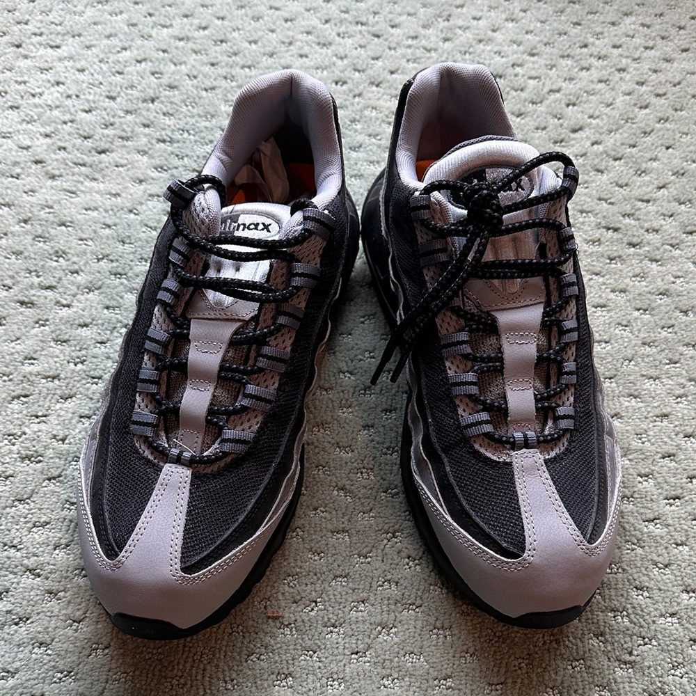 Nike Air Max Men’s 11 Gray and Black Sneakers NWOT Unworn